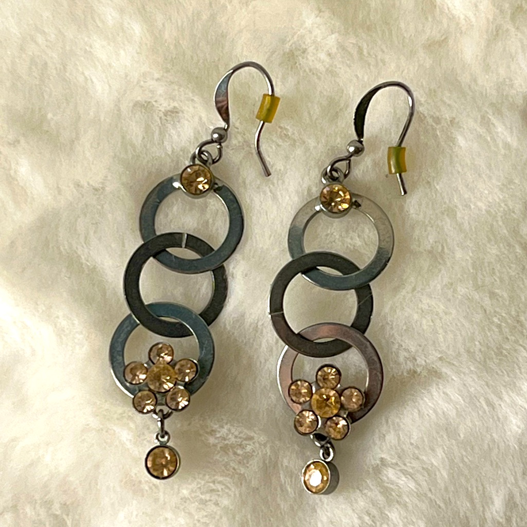 Ring Earring With Flower Detail Ring Earring With Flower Detail